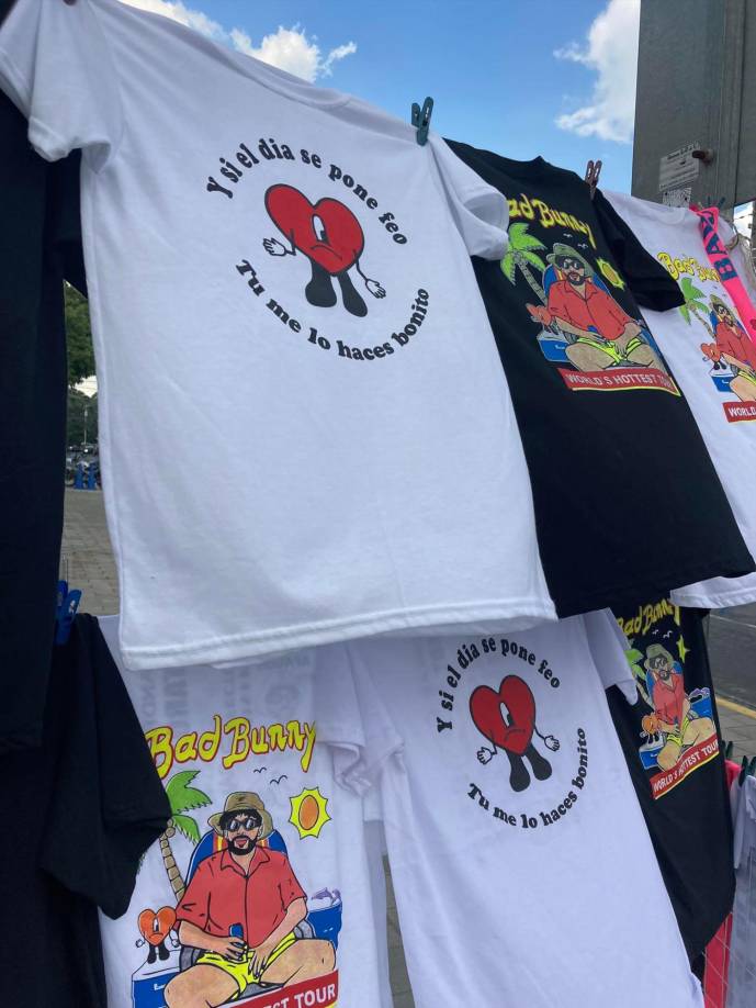 Algunas camisas tienen plasmadas varias frases de célebres canciones del boricua. 