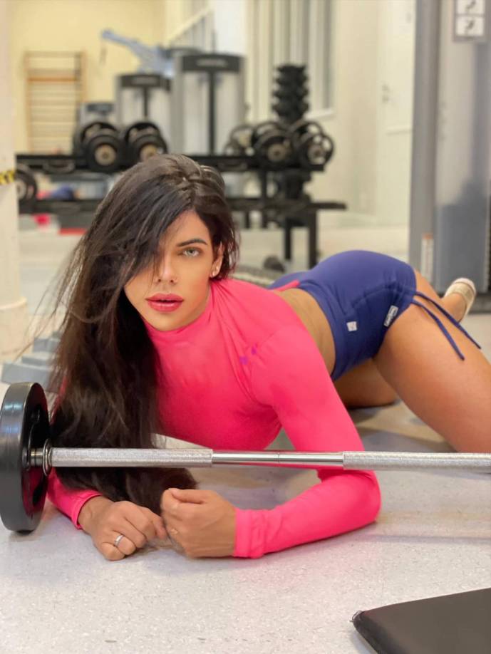 Suzy le envió un mensaje alentador a Shakira, tras conocerse las supuestas infidelidades de Piqué: “Le digo que sea fuerte y siga viviendo su vida con sus maravillosos hijos. Ella es joven y hermosa, y aún tendrá muchos amores en su vida. Y lo principal que le digo es que tenga mucho cuidado”, indicó.