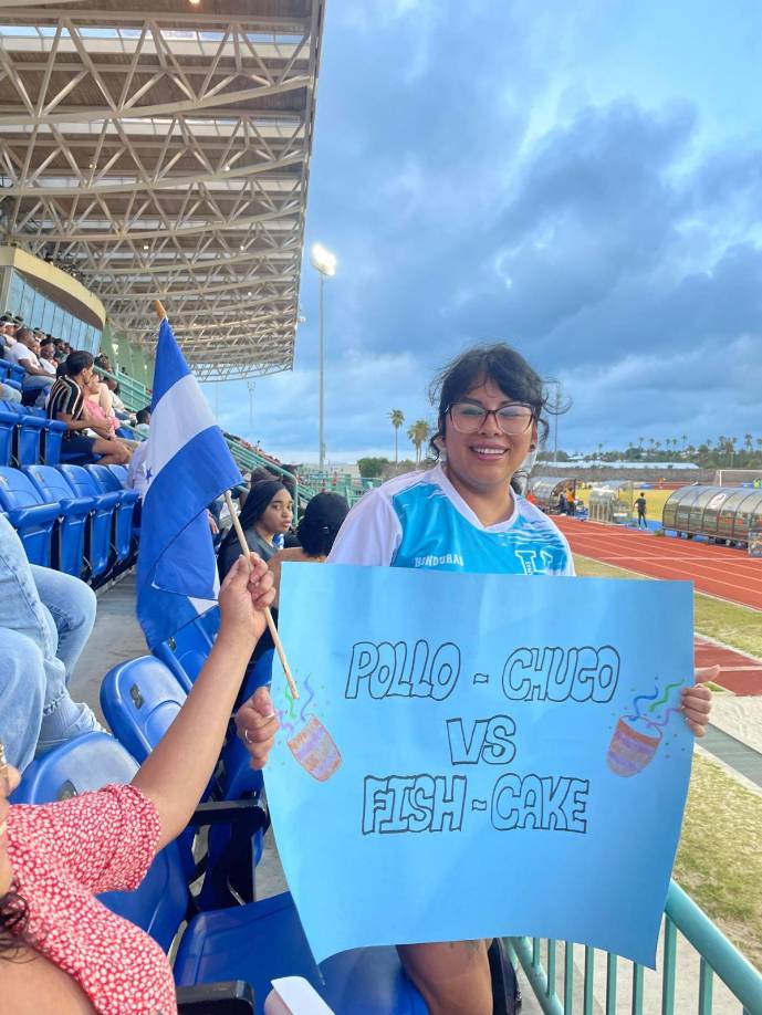Esta aficionada catracha llevó este ingenioso cartel al estadio. ¿Quién gano? Obviamente, el pollo chuco.