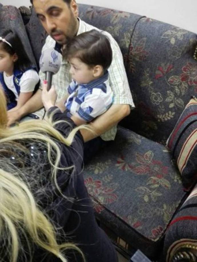 El pequeño Omran parece estar sano y disfrutar de su familia.