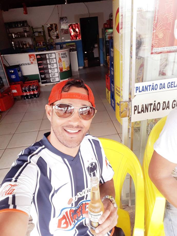 Everaldo se retiró del fútbol y en su natal Brasil decidió administrar una tienda de conveniencias en su natal Brasil.