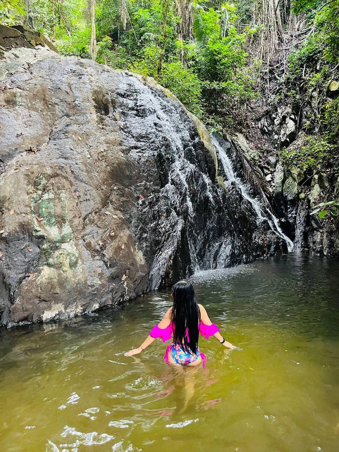 La hondureña Sofía Zepeda, conocida como Ángela Aguilar, deslumbra con sus encantos. 
