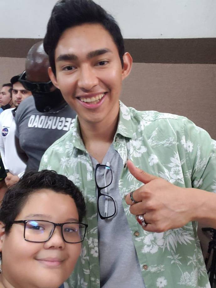 El pequeño Eziel David García de 11 años le otorgó varios dulces catrachos como obsequio y posó muy feliz con el salvadoreño.