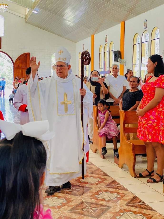 “Pidamos al Señor perdón por nuestras faltas y también por aquellos que no respetan el culto, verdad, pidiéndole porque este es un sacrilegio que está cometiendo el alcalde (Centeno) y todas las autoridades municipales, y vayan a decírselo porque saben la hora de la misa”, expresó el jerarca.