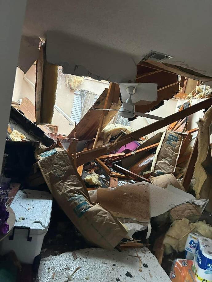 “Todas sus casas con ellos dentro fueron levantadas, movidas, destruidas. Quiero decir que todo en el camino del huracán o de este tornado desapareció”, apuntó. Según la cadena, los muertos serían al menos cuatro.