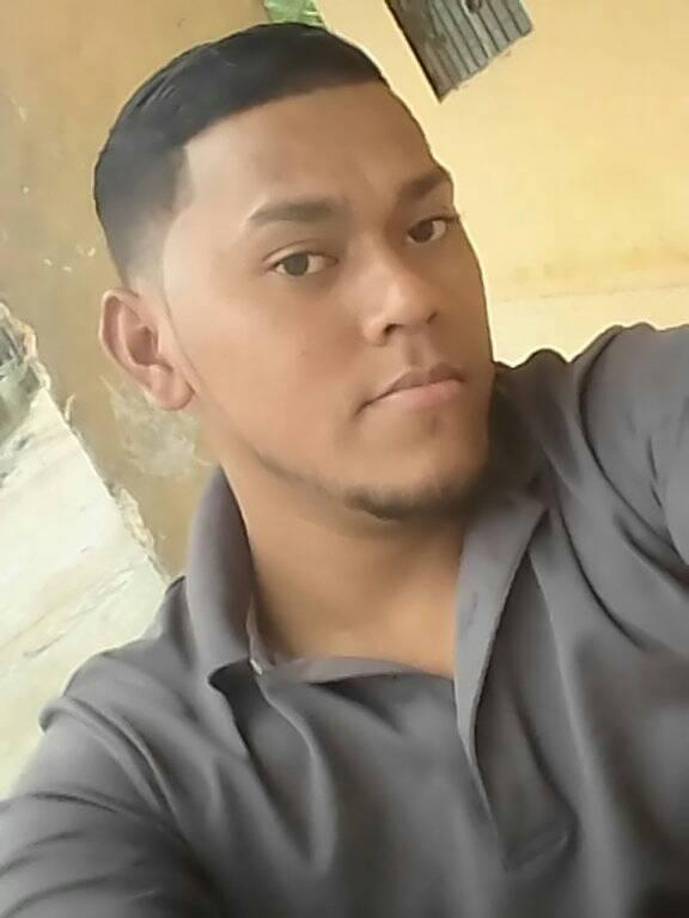 El cuerpo de Ángel Marel fue abandonado a orilla del río Cangrejal, frente al barrio Bella Vista. 