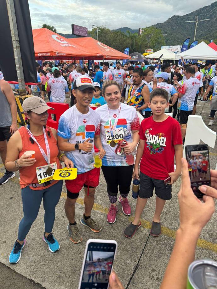 Y a pesar de su evidente cansancio, Shin no negó ninguna fotografía a quien se la pidió.