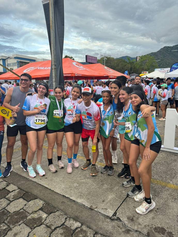 El youtuber contagió de alegría a otros corredores de la maratón.