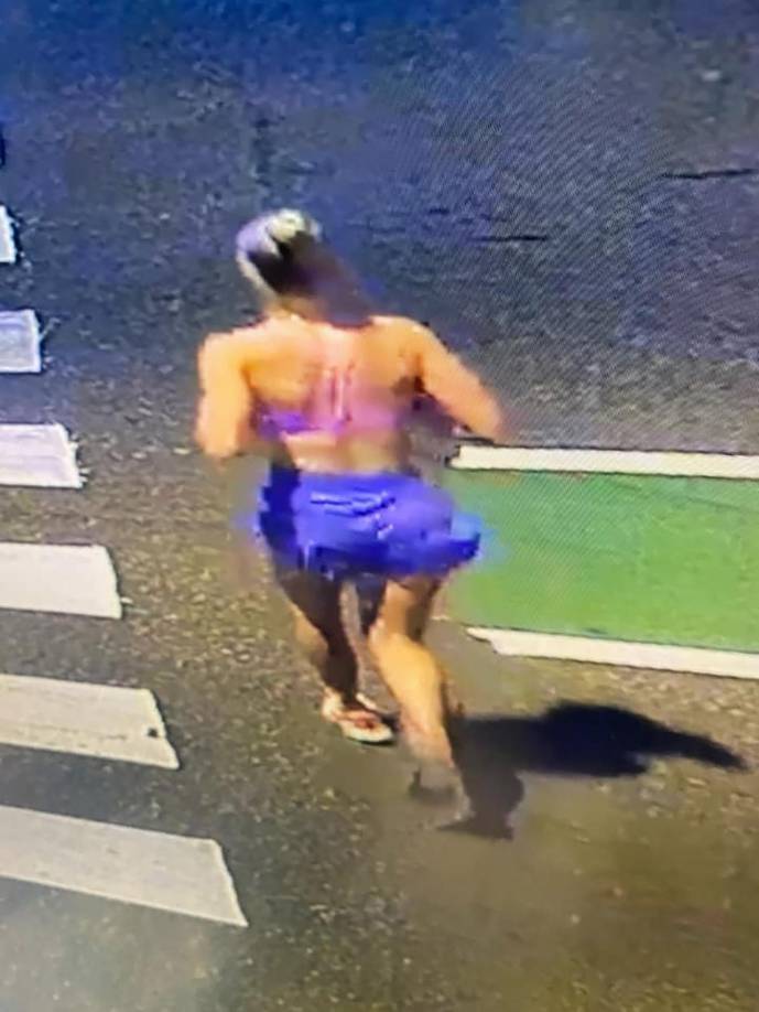 Su última imagen captada por cámaras de seguridad la muestran con una camiseta deportiva rosa, pantalones cortos azules y tenis antes de ser secuestrada.