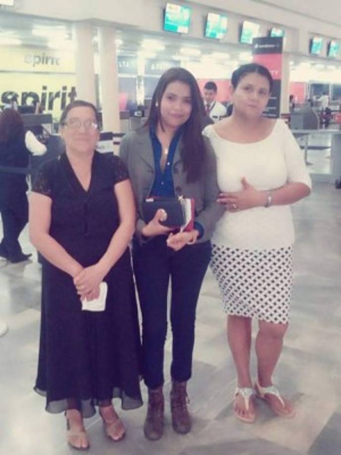 Reyes Almendarez Karla: Ellas son mis dos madres una bendicion tenerlas en mi vida le doy gracias a mi Dios por permitirme tenerlas a mi lado. Ellas son las mejores madres las amo con toda mi alma y le pido a Dios que me las cuide y projeta siempre y tenerlas a mi lado un día volve a abrazarlas las amo. Mis viejitas FELIZ DIA DE LAS MADRES.