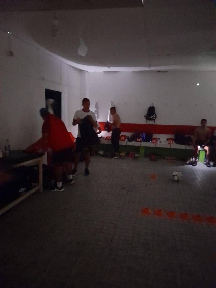 Antes del partido, el Olimpia se quejó en sus redes sociales de que en su vestuario no había luz, pero la verdad es que en toda la zona del estadio Yankel Rosenthal estaba sin energía eléctrica por los constantes apagones que sufre San Pedro Sula.