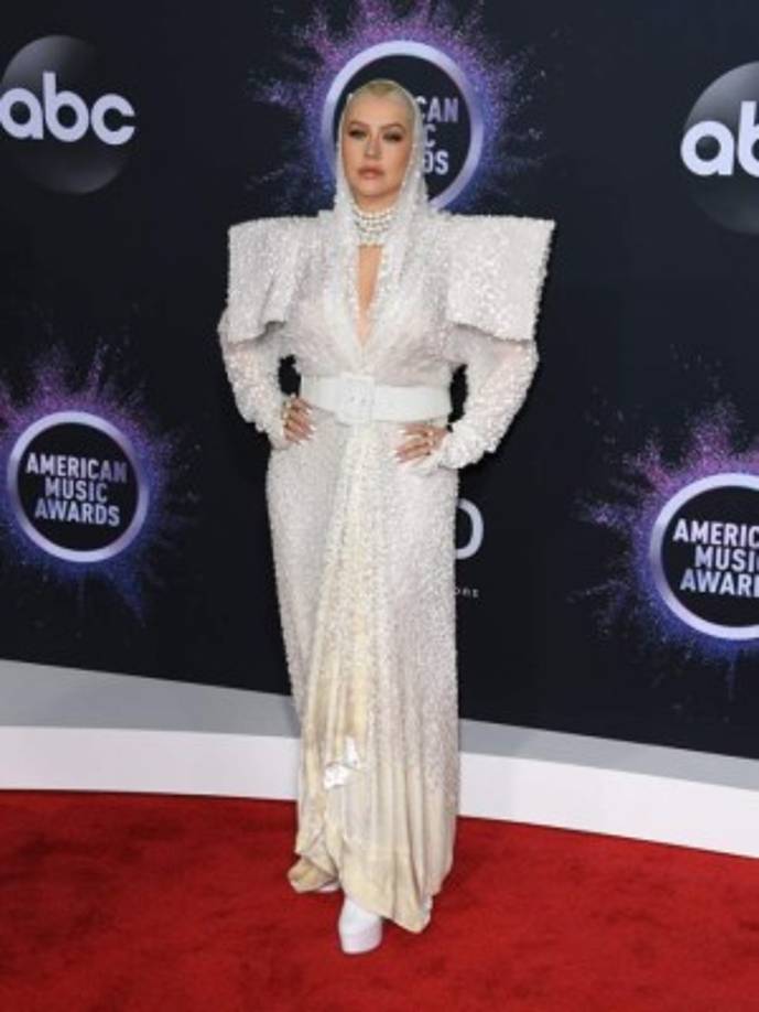 Christina Aguilera recordó a muchas mamás de finales de los 80's con unas hombreras extra grandes.