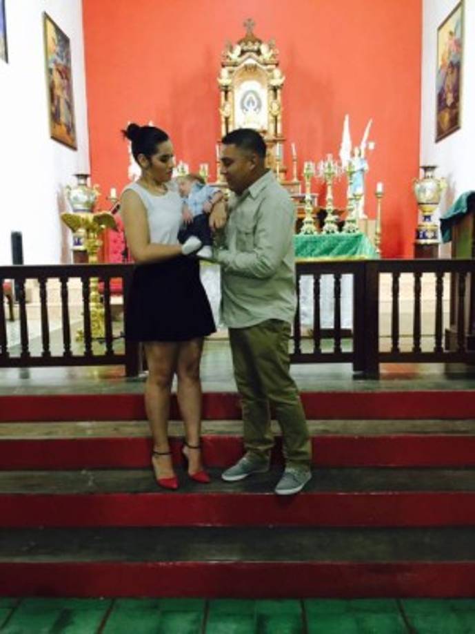 Lanza junto a su esposo Marvin Fuentes acudieron a la iglesia a presentar a su hijo.