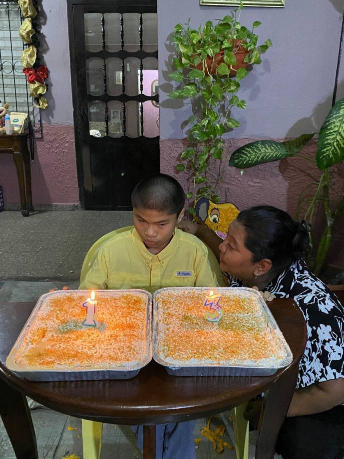 “Llevo a Eduardo José a terapias de autismo a El Progreso, Yoro todas las semanas. Nos toca viajar hasta El Salvador para acudir a citas médicas unas cuatro veces al año y lo llevo a Roatán cada tres meses para que reciba las delfinoterapias que indicó su médico, así que invierto casi L400,000 al año en su salud”, detalló.