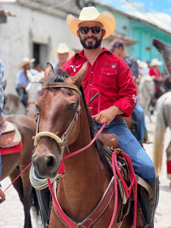 Organizado por la <b>Asociación de Ganaderos y Agricultores de Copán (AGAC)</b>, el desfile también incluyó a centenares de <b>caballos</b> montados por jinetes.