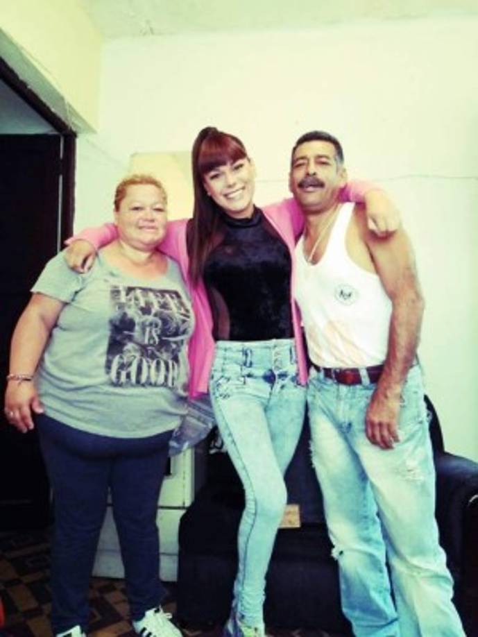 Dayana Valenzuela con sus padres.<br/><br/>