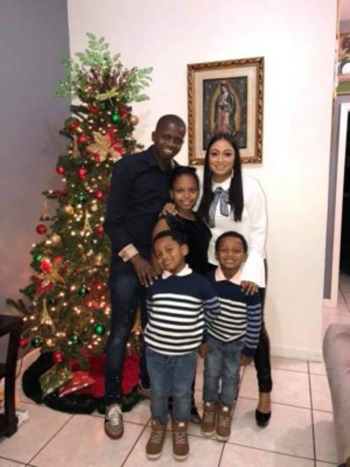 Boniek García junto a su esposa Ivania Reyes y sus hijos.