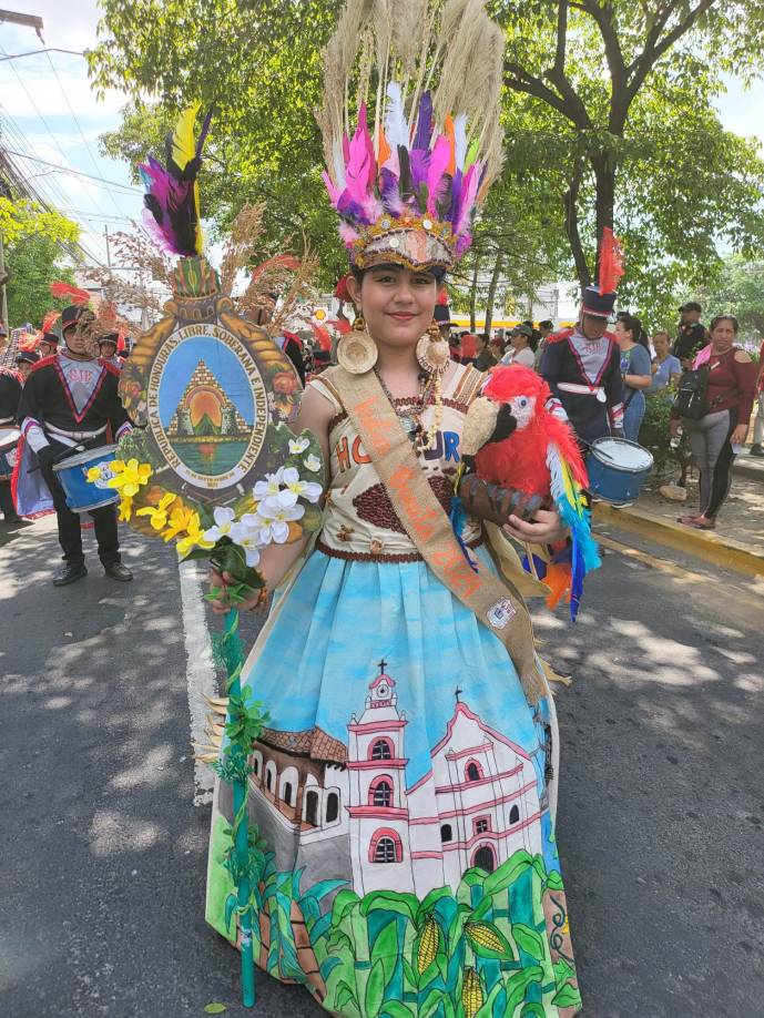 Alma Saldívar, de la escuela San Juan Bosco, de la colonia Ideal, luciendo espectacular traje.