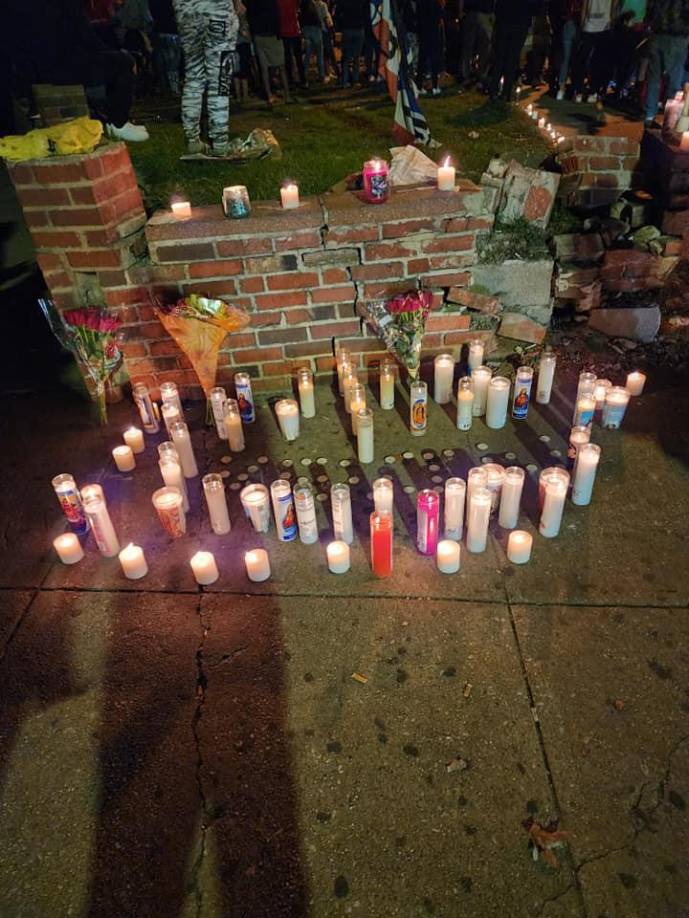 Al conocer el caso, los amigos de Kevin comenzaron a alzar su voz a través de las redes sociales. El lunes se dieron cita cientos de latinos en las afueras de la disco. Aseguran que el guardia remató a Kevin Torres y que este no murió en el hospital.