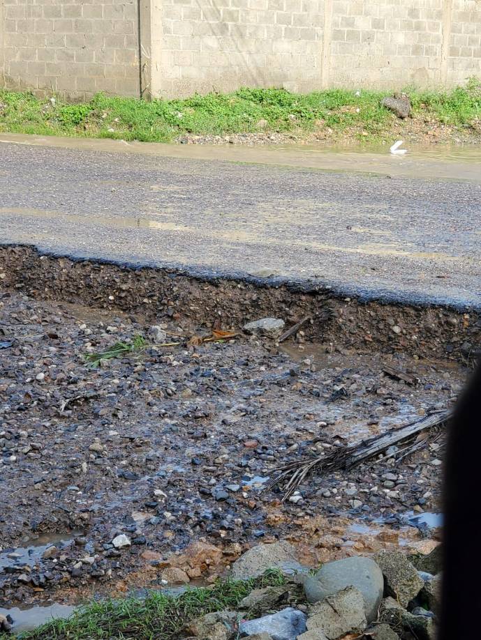El pavimento de una de las calles de la colonia San Migue quedó muy afectada.