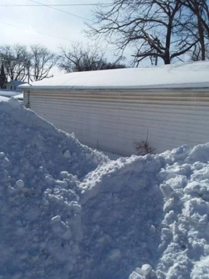 Jorge Gómez mostró como se han ido acumulando cerros de nieve en Chicago.