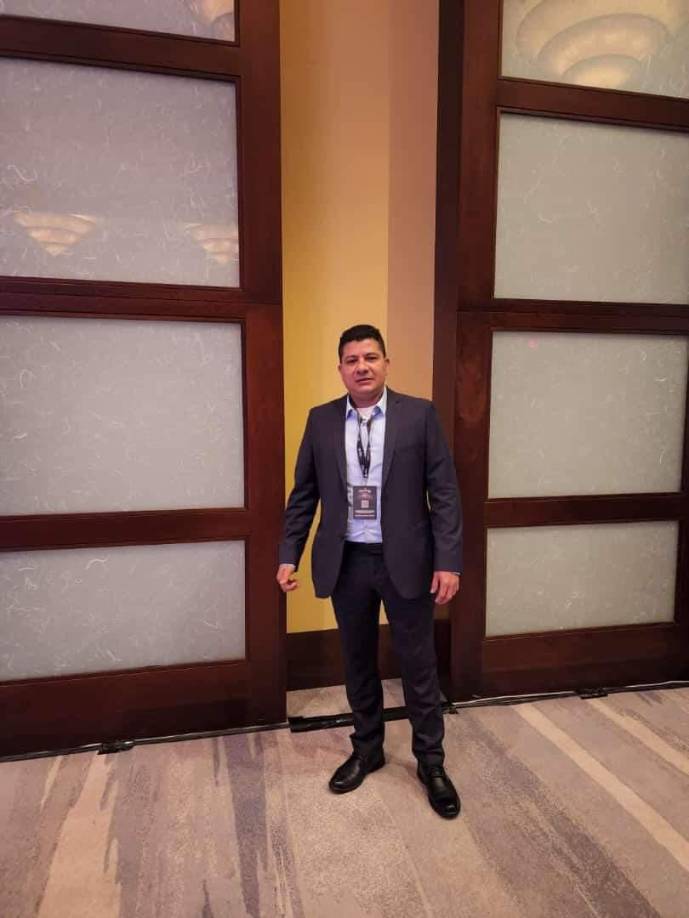 También, a menudo, se mostraba con traje y corbata, por la naturaleza de su trabajo.