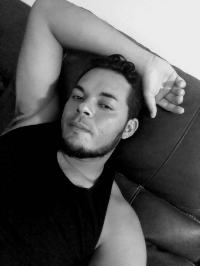 El hijo de la víctima le dijo a la policía que Canaca agarró a su madre por el cuello y comenzó a estrangularla, momento en el que llamó al 911. 