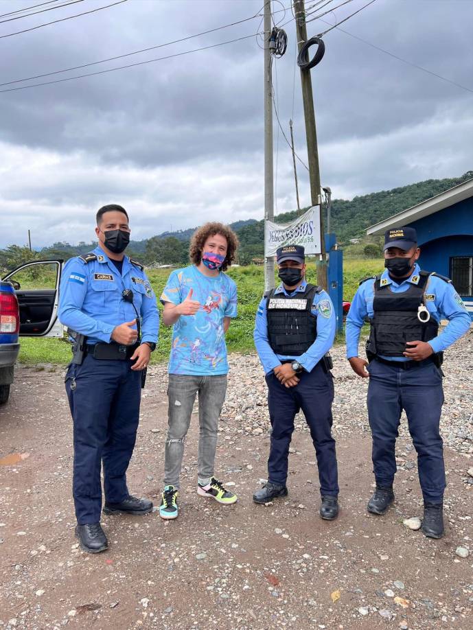 Aquí junto a miembros de la Policía de Honduras. 