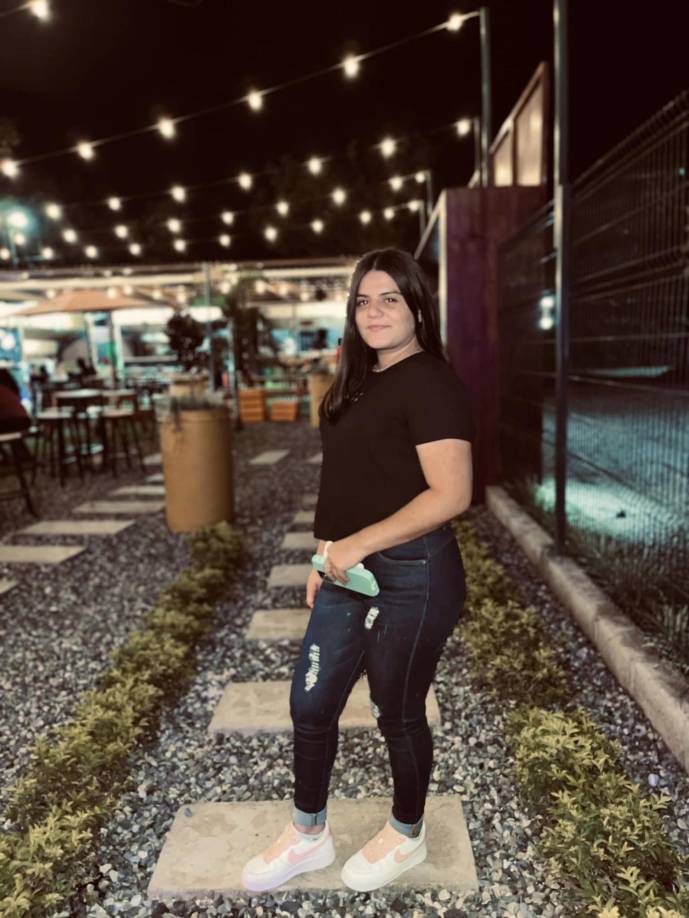 Yorleni Navarro, oriunda de El Ciruelo en Santa Bárbara, había asumido sus responsabilidades laborales en la gasolinera de Macuelizo, donde su vida fue truncada de manera abrupta. 