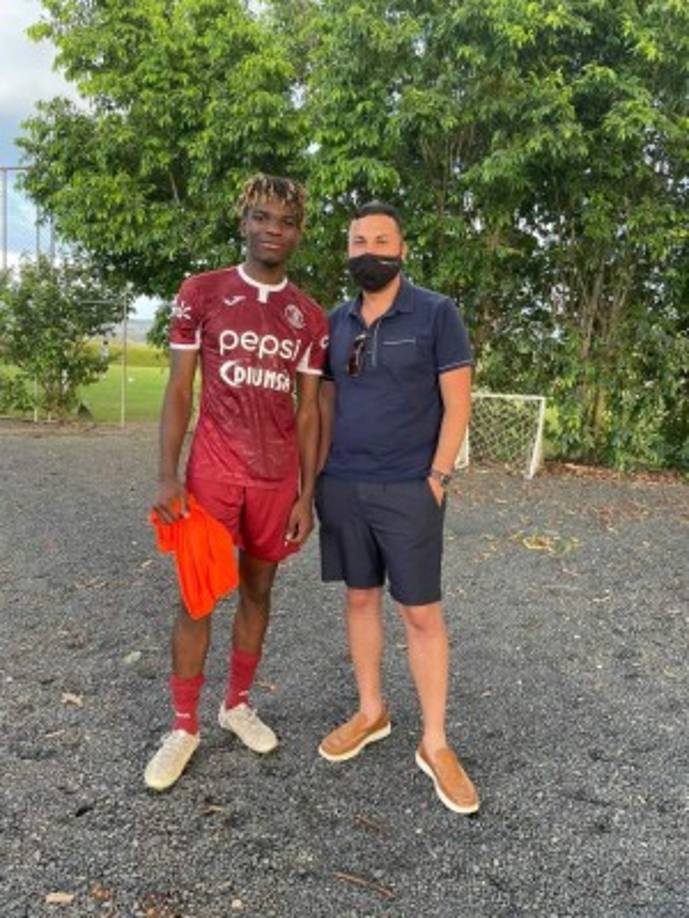Fernando Sommy Zuniga(izquierda): Mediapunta hondureño que se unió a la pretemporada del Motagua a la espera de convencer a Diego Vázquez. Llegó procedente de EUA en donde ha jugado en ligas burocráticas. Foto Julio Cruz.