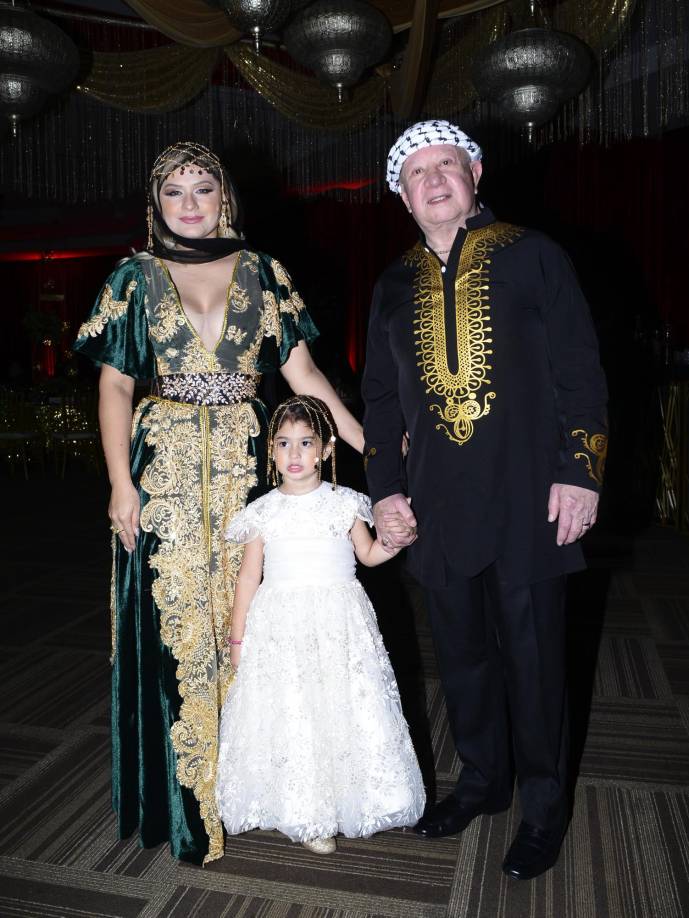 Emma Mejía y Roger Valladares junto a su pequeña hija, Emma Valentina.