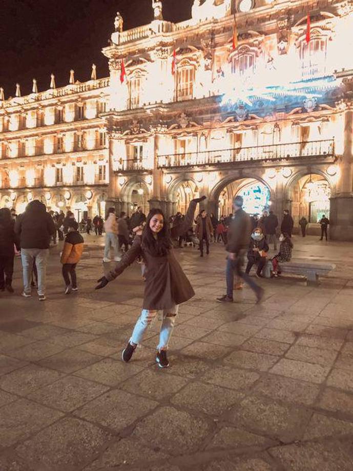 “Estaba sacando un curso de hostelería cuando una compañera me compartió un enlace de una app de empleos donde necesitaban personal para eventos deportivos, a los días se comunicaron conmigo y me hablaron de la oferta de trabajo la cual consistía en ir a trabajar en los encuentros deportivos del Real Madrid”, señaló la hondureña ante la consulta sobre la manera en que pudo encontrar trabajo con el equipo español.