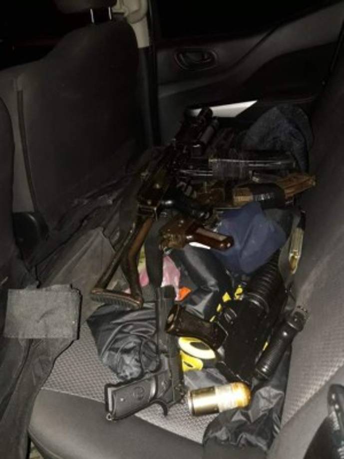 Otras imágenes de las armas decomisadas a los integrantes de la pandilla 18.