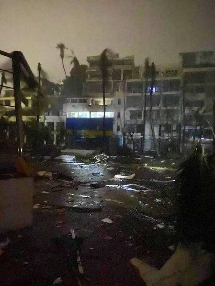 Al amanecer, gran parte de Acapulco, con cerca de 780.000 habitantes, seguía sin energía eléctrica y las comunicaciones eran inestables.