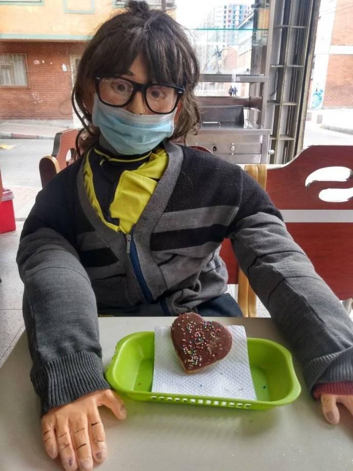 <b>Desde 2022 Cristian inició este comportamiento</b> en sus redes sociales, subiendo varias fotografías en compañía de la muñeca de trapo, además de otras imágenes alteradas en las que sumaba a otras personas reales en sus publicaciones. Posterior a ello, añadió la presencia de dos pequeños muñecos a los que llamó <b>Adolfo Daniel y Leidy María</b>, asegurando que se trataban de sus hijos, producto del amor con Natalia Ortiz, con quien el hombre asegura tener todos los componentes de una relación cualquiera.