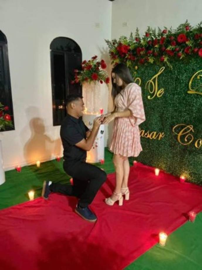 José Carlos Perdomo se puso de rodillas en el momento que le pidió matrimonio a su pareja Elisa Canales. La chica le dio el sí.
