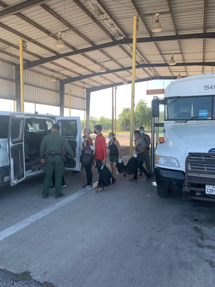 “Las políticas fronterizas de (el presidente estadunidense Joe) Biden están aplastando a las comunidades locales a lo largo y ancho de la frontera”, escribió Abbott el fin de semana en Twitter junto a las primeras imágenes que muestran a un grupo de migrantes abordar vehículos para ser trasladados a la frontera.