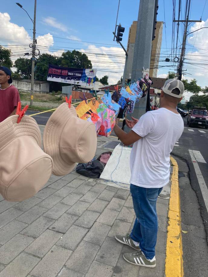 Por otro lado, Esdras López, también comerciante, hoy lunes está ubicado en la Plaza de las Banderas. Comentó que este martes estará desde temprano en las afueras del Olímpico vendiendo sus artículos para lucir en el concierto del artista puertorriqueño. 