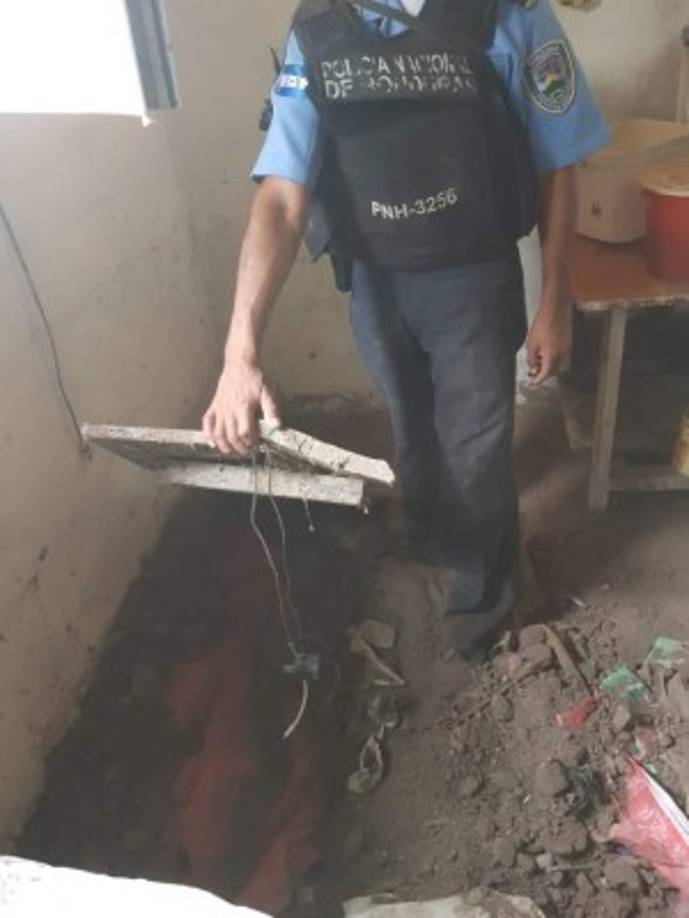 También había una tabla que sirvió como tapadera al hoyo en el que ocultaron las armas.