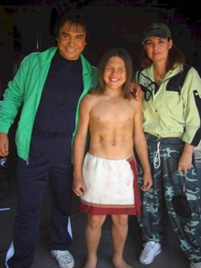 El locutor hondureño en Estados Unidos, Renán Almendarez (El Cucuy de la mañana), entrevistó al pequeño musculoso.