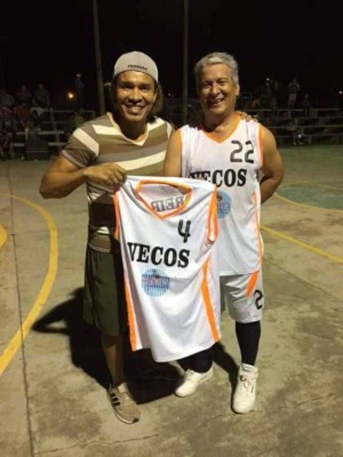 El exjugador del Génova, Reggina, entre otros clubes de Italia, posa con un miembro del equipo y la camiseta que utilizó.