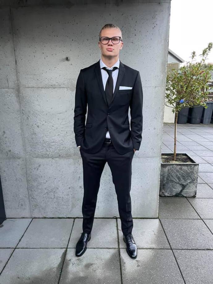 Según informa Deportes Cuatro, el contrato de Erling Haaland en el Barcelona podría ser de tres años con un salario aproximado de 30 millones brutos.