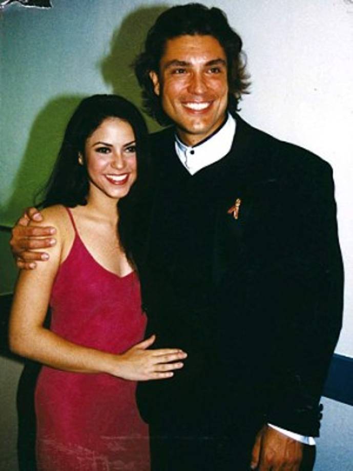 1997. Osvaldo Ríos<br/><br/>Osvaldo Ríos atravesó con Shakira uno de los noviazgos más polémicos que se recuerdan en Colombia. El galán de telenovelas, y con el que la barranquillera se llevaba diecisiete años, poseía un historial interminable de conquistas, denuncias por supuestos malos tratos y una breve estancia en la cárcel. Pero este ajetreado pasado no importó para que Shakira se pasease con él por actuaciones y premios, como los Billboard de 1997, o para que le dedicara el disco ¿Dónde están los ladrones?, según indicó el actor en una entrevista con CNN. “Me porté con ella como un príncipe”, indicó en esa ocasión. “Siento por ella lo que todo latinoamericano, un gran orgullo”. Shakira, por su parte, aún hoy prefiere evitarlo.