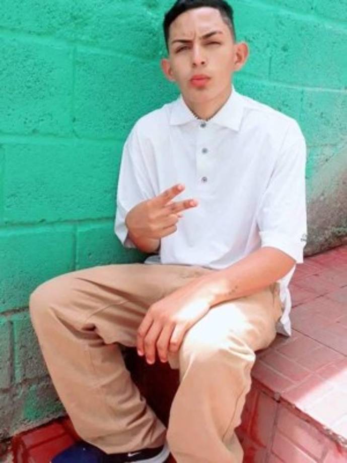 Un joven fue acribillado a disparos la mañana de este miércoles frente a su casa de habitación en el sector de Las Monjas, en la colonia Flor No. 1, en la capital de Honduras. Bayron Canales era el padre de tres menores de edad: dos de 10 y 7 años y una pequeña de cuatro meses de vida.