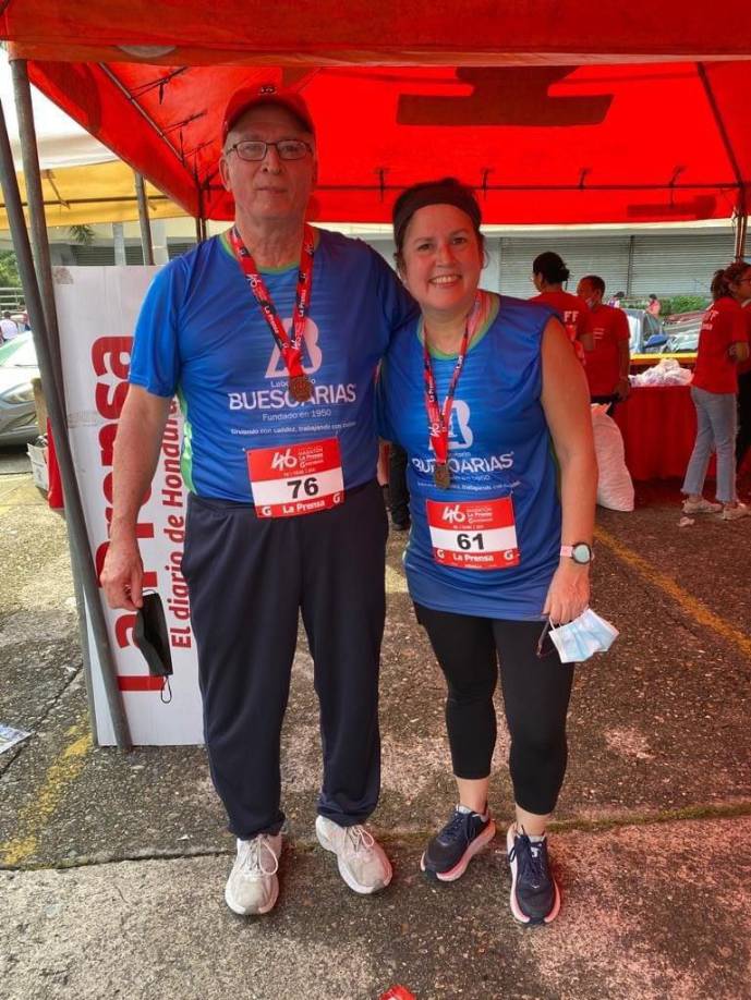 Familiares participaron en la Maratón Internacional de Diario LA PRENSA. En la imagen dos hermanos que acudieron a la competencia.