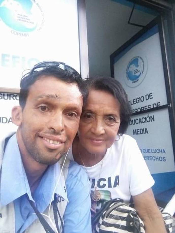 “Lo más triste es que familiares hayan utilizado a mi madre para hacer esa maldad (...) Yo no culpo a mi mamá, mi madre es mi madre, sea como sea. Es una señora de 93 años, ya no puede ni ver”, expresó.