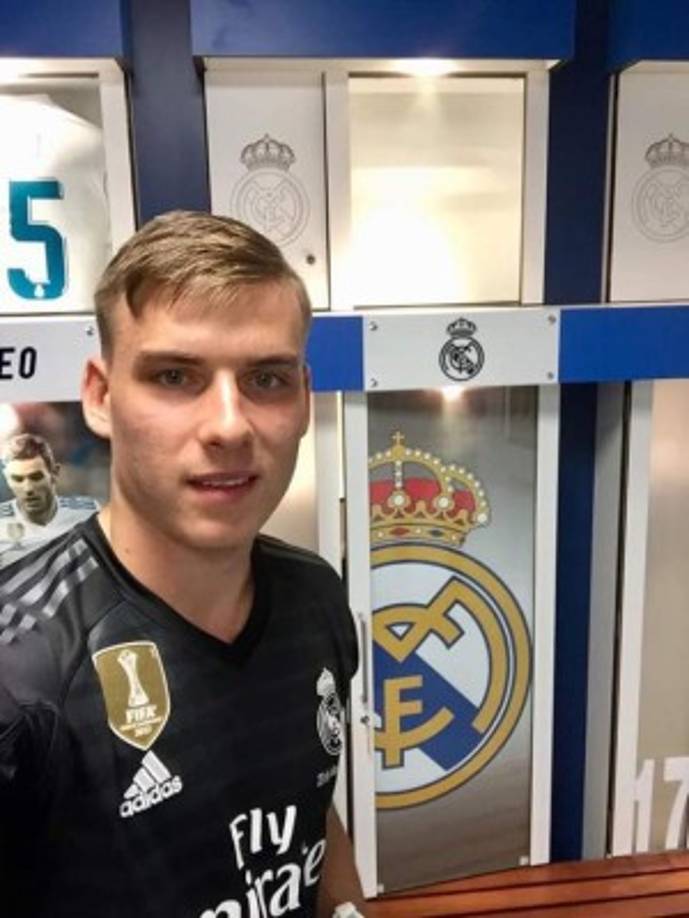 Andriy Lunin es el portero suplente de Courtois en Real Madrid y hoy al casarse ha causado tremendo revuelo por su vestimenta.¿Qué le pasó?