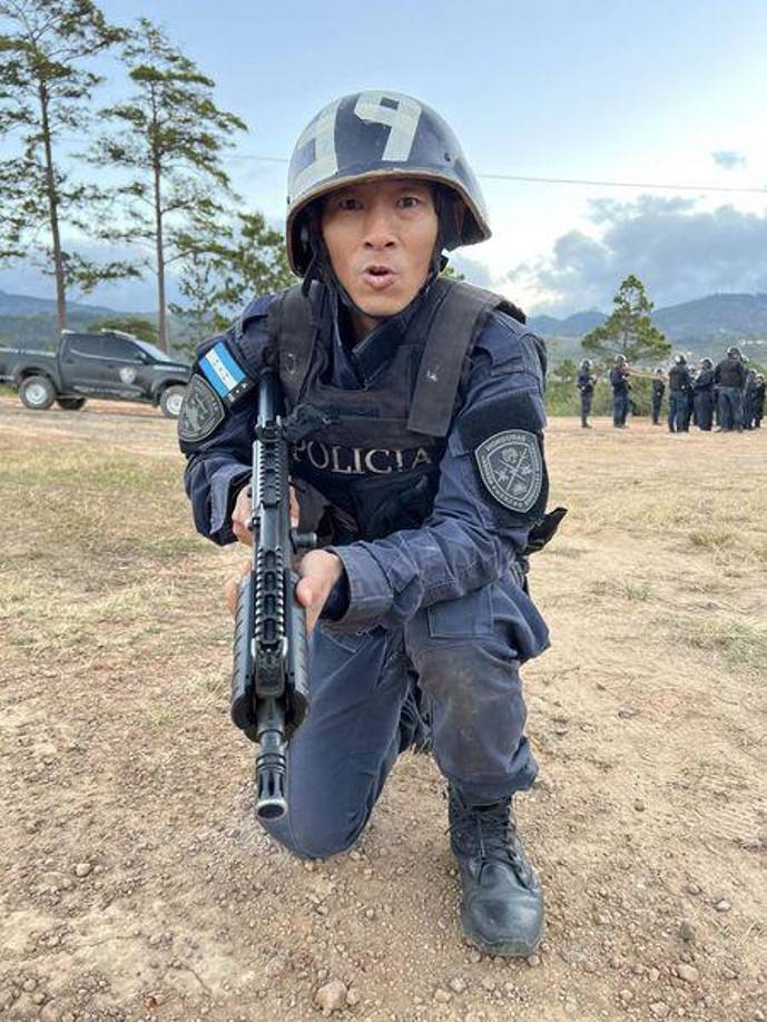 Fujiyama también fue acuerpado por sus nuevos compañeros de Fuerzas Especiales.