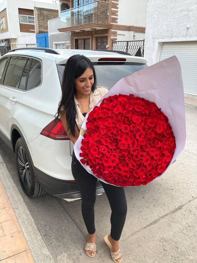 La tesorera ofreció su versión de los acontecimientos en una entrevista con N+. Según su relato, su familia se reunió cerca de la plaza central del municipio durante las festividades locales. 