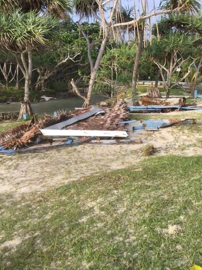 “Nuku’alofa está cubierta de una gruesa capa de ceniza volcánica, pero las condiciones son calmadas y estables”, añadió Ardern, que enviará un avión de reconocimiento al archipiélago.